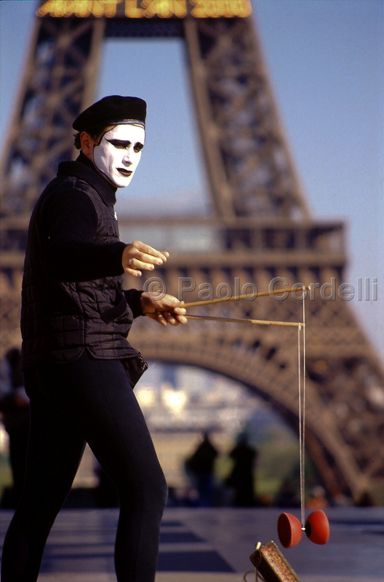 Street Juggler, Paris, France
 (cod:Paris 02)